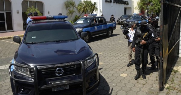 La Nación / Nicaragua: policía allanó al diario La Prensa y detuvo a gerente