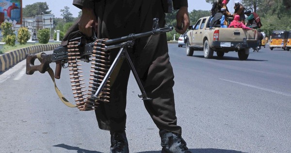 La Nación / Talibanes estrechan cerco sobre Kabul mientras embajadas apuran evacuación