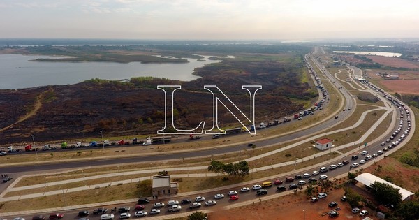 La Nación / Al todo o nada: camioneros se apartan de negociaciones y no saldrán de Asunción sin ley de fletes
