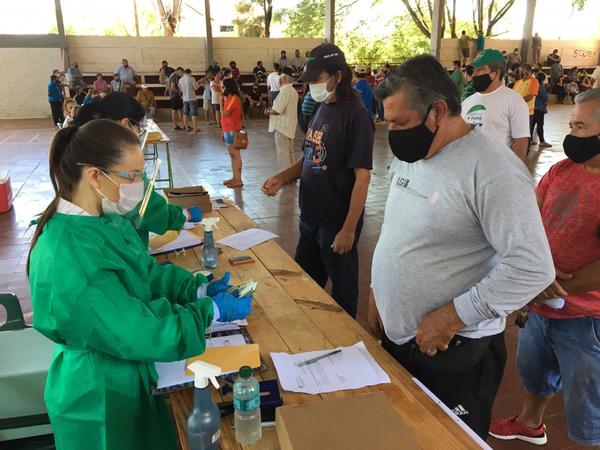 Pescadores de Itapúa y Misiones reciben bonos y kits de víveres