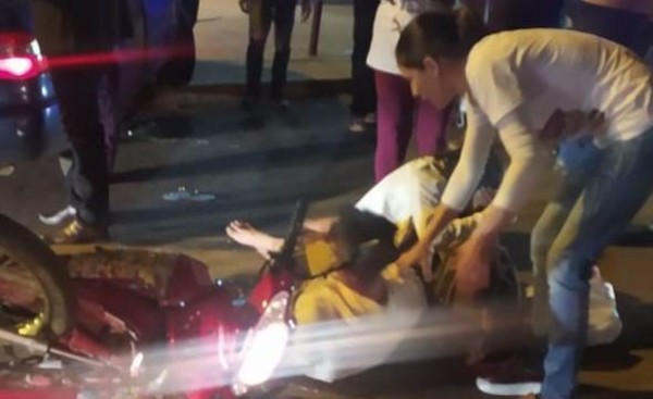 Choque de auto con moto deja dos lesionados