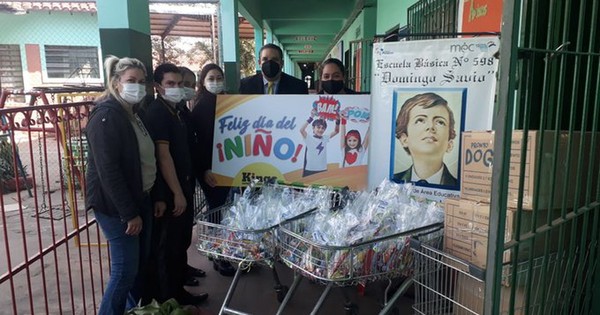 La Nación / Padrinos para llevar regalos a alumnos de escuelas públicas