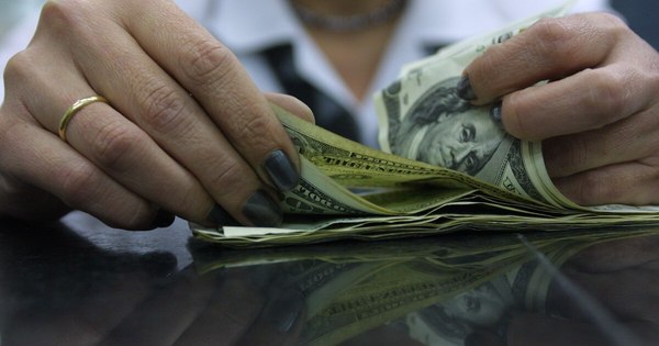 La Nación / La demanda local del dólar no disminuye en su intensidad, señalan