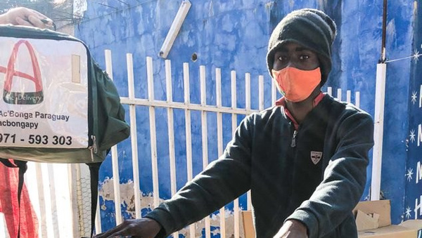 Crónica / ¡Gesto solidario! Angoleño recibió bici de regalo