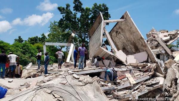 Sube a 304 la cifra de muertos por potente sismo en Haití