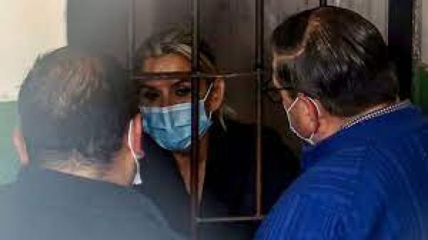 "Quieren matarla", denuncia la hija de exmandataria de facto de Bolivia
