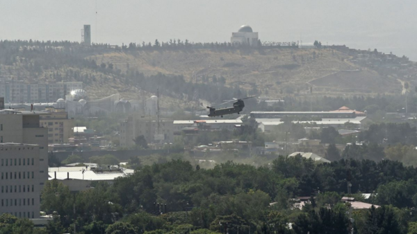 EE.UU. traslada al aeropuerto de Kabul a todo el personal de su embajada | El Independiente