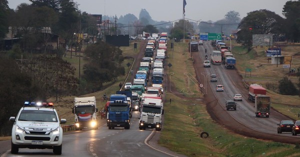 La Nación / Camioneros no paran y anuncian nuevas movilizaciones desde el lunes