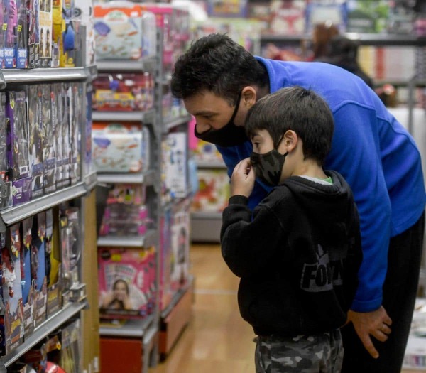 Buscan padrinos para llevar regalos a alumnos de escuelas públicas por el Día del Niño | Ñanduti