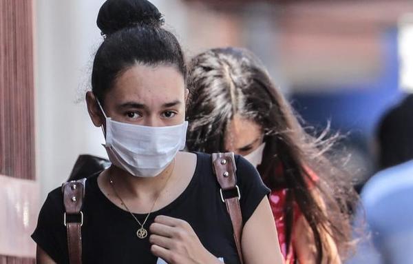 Dejar de usar mascarilla podría desatar tercera ola, aseguran