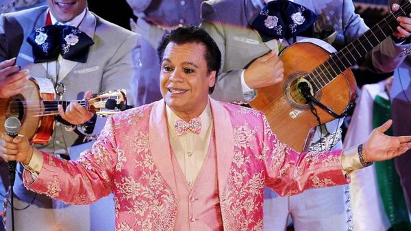 Dice que Juan Gabriel vive y volverá a cantar