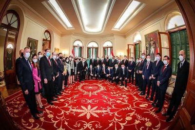 “Tres años al servicio de la Nación”, dice Abdo e internautas lo critican - Noticiero Paraguay