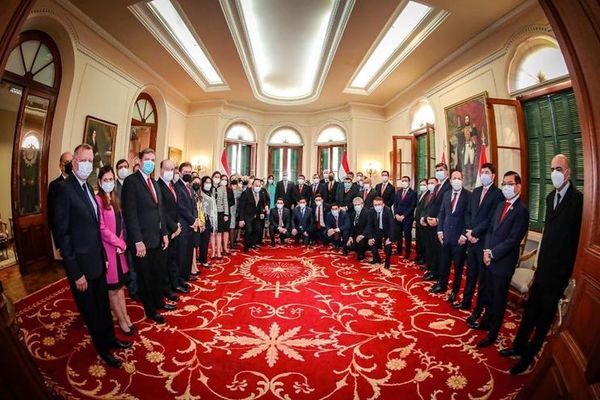 “Tres años al servicio de la Nación”, dice Abdo e internautas lo critican - Noticiero Paraguay