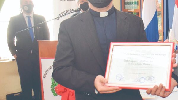 Pa'i pintor y escritor es ciudadano ilustre