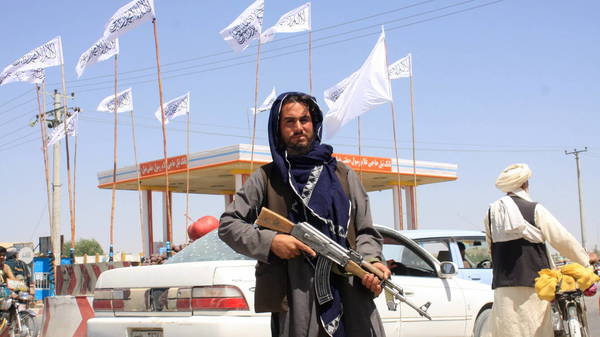 Los talibanes irrumpen en Kabul tras la huida del presidente afgano (Video)
