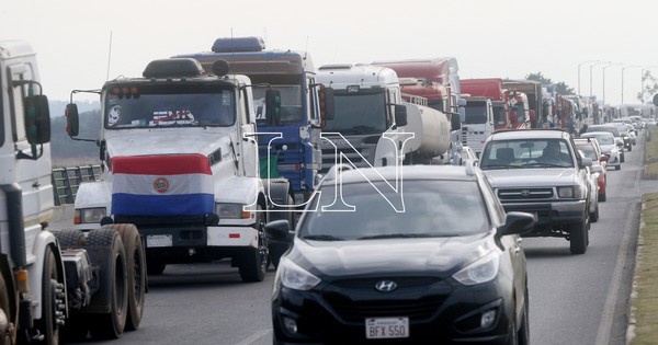 La Nación / Gobierno pide a camioneros participar de la mesa técnica para buscar una solución