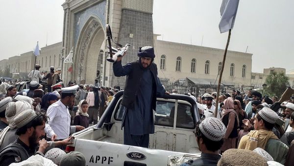 Los talibanes entran en Kabul y el presidente abandona Afganistán