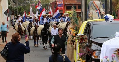 La Nación / Caravana vehicular con la imagen de la Virgen de la Asunción recorre hospitales