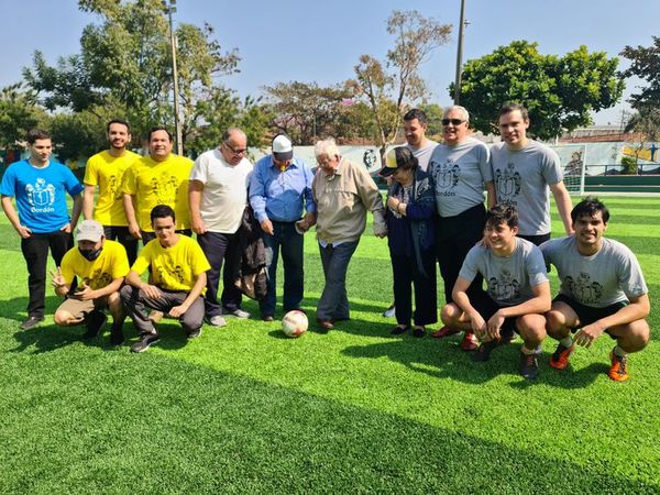 Un festejo peculiar vivió hoy el padre Miguel Ángel al cumplir 99 años - Nacionales - ABC Color