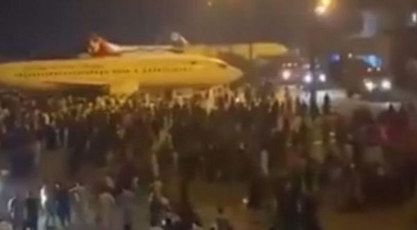 Desesperación en el aeropuerto de Kabul: miles de personas intentan huir de Afganistán