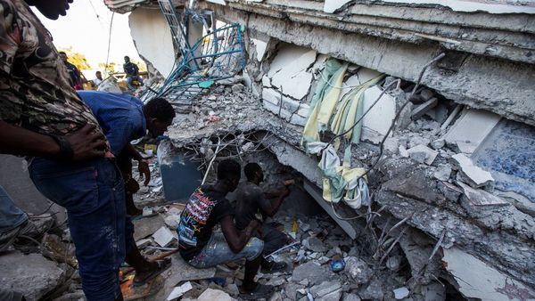 Cifra de muertos en terremoto de Haití se dispara a casi 1.300