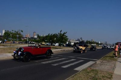 Los clásicos desfilaron por Asunción - Automovilismo - ABC Color