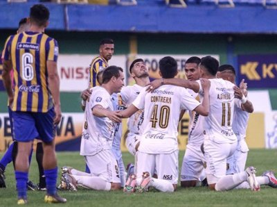 El Aborigen goleo 4-1 a Luque y en un partidazo Libertad empato 3-3 con el 12