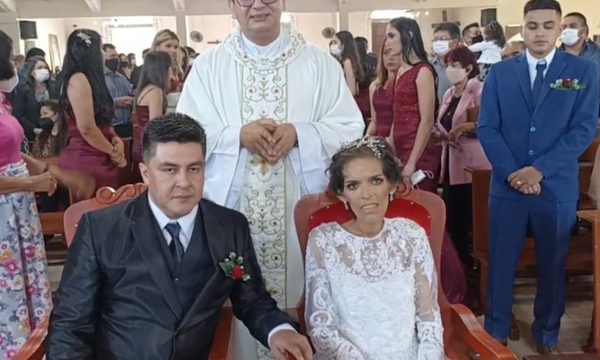 Enferma de cáncer cumplió su sueño al casarse con su amado
