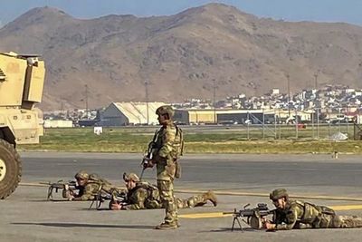 Caos en Afganistán por el terror a los talibanes: al menos cinco muertos en el aeropuerto de Kabul
