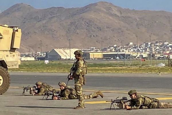 Caos en Afganistán por el terror a los talibanes: al menos cinco muertos en el aeropuerto de Kabul