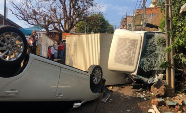 Camión se lleva 5 vehículos por delante en pronunciada bajada
