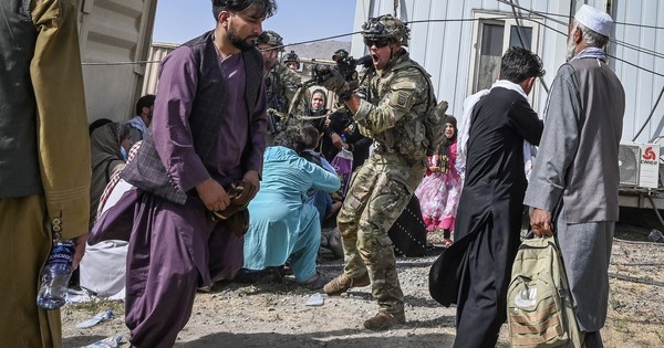 La Nación / Caos y escenas de pánico en Kabul tras toma del poder de talibanes en Afganistán