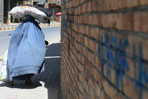 La suerte de una mujer afgana: sonreír en Madrid o marchitarse en Kabul - Mundo - ABC Color