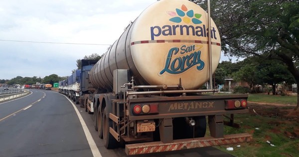La Nación / Industria láctea ya experimenta pérdidas entre 20 y 30% en ventas por cierre de rutas