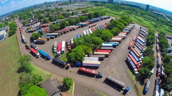 Paro de camiones causan millonarias pérdidas a las transportadoras - La Clave