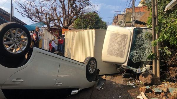 Camión quedó sin frenos y chocó cinco vehículos - ABC en el Este - ABC Color