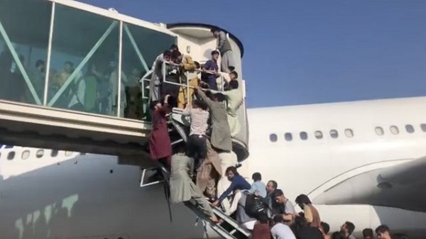 Caos y muerte en aeropuerto de Kabul tras estampidas