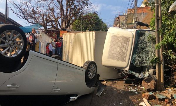 Camión que estaba en caravana por día del niño pierde frenos y vuelca en el bajo de San Rafael – Diario TNPRESS