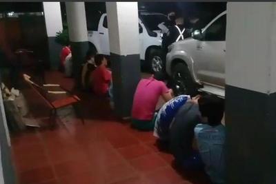 POR JUGAR VOLEY EN LA VÍA PÚBLICA QUEDARON DETENIDOS
