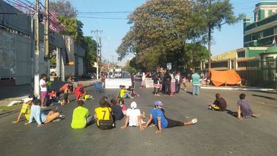Congestión vehicular se recrudece con bloqueo de Artigas - Nacionales - ABC Color