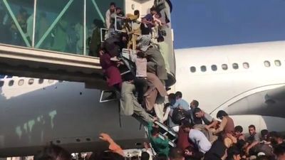 Varios muertos en pleno caos en el aeropuerto de Kabul por abandonar el país - ADN Digital