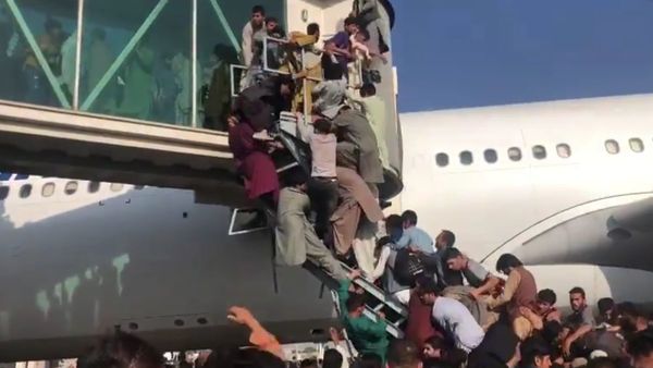 Varios muertos en pleno caos en el aeropuerto de Kabul por abandonar el país - ADN Digital