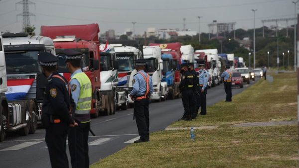 Camioneros piden a legisladores dejar de "coquetear" con ley de fletes y exigen una respuesta