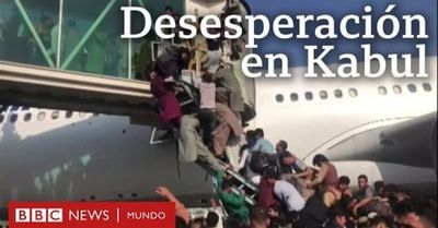 Las imágenes del caos en el aeropuerto de Kabul mientras una multitud de afganos intentan huir del Talibán