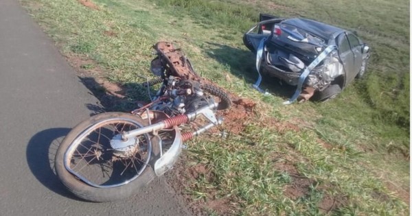 La Nación / Dos jóvenes hermanos en moto perdieron la vida en choque con automóvil