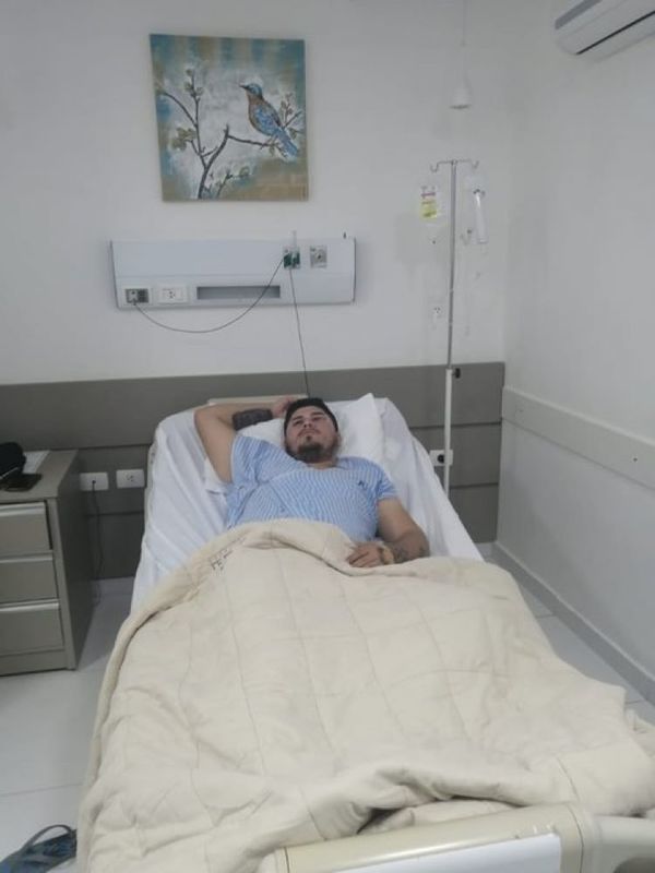 Joven es apuñalado en extrañas circunstancias en Pdte. Franco