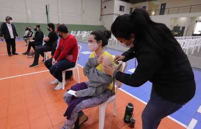 Unas 23.600 personas se vacunaron en Asunción con la segunda dosis de Moderna durante el fin de semana | .::Agencia IP::.