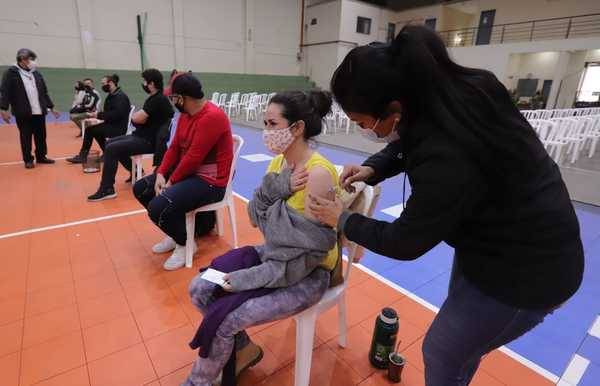 Unas 23.600 personas se vacunaron en Asunción con la segunda dosis de Moderna durante el fin de semana | .::Agencia IP::.