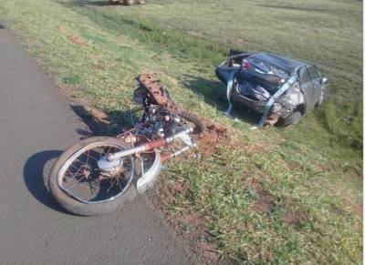 Hermanos a bordo de una moto pierden la vida en choque con automóvil