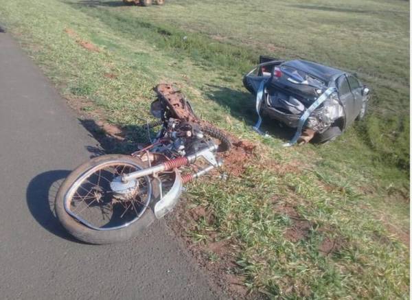 Hermanos a bordo de una moto pierden la vida en choque con automóvil